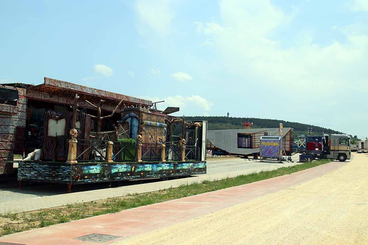 La calle Laredo de Villatoro vuelve a acoger las barracas de los Sampedros