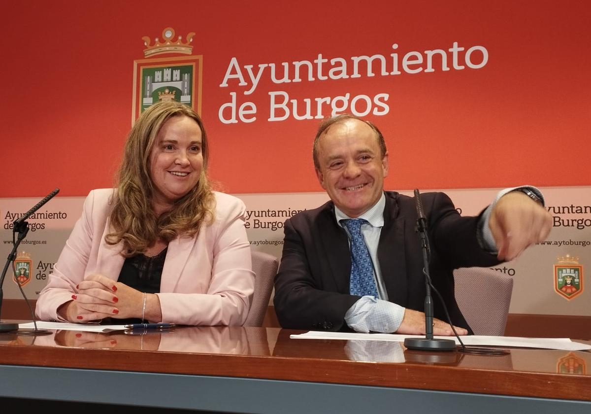 Cristina Ayala y Fernando Martínez-Acitores durante la presentación del nuevo organigrama del equipo de gobierno.