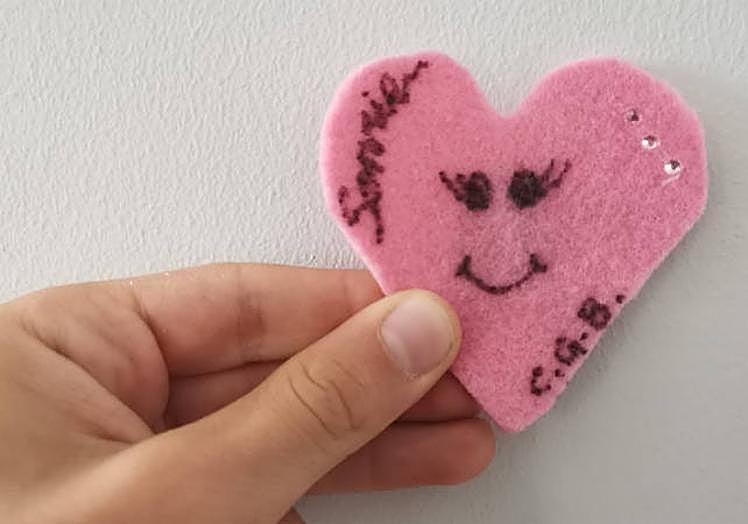 Imán con forma de corazón que hicieron los mayores para los pequeños.