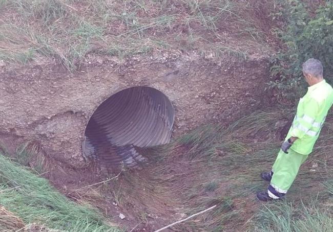 El socavón se produjo tras el colapso de una obra de drenaje.