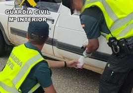 Momento en el que la Guardia Civil hace la comprobación al vehículo.