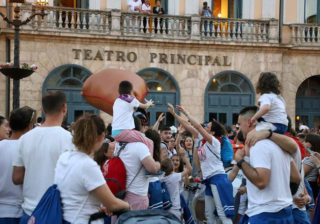 Las peñas han llevado hasta la plaza del Cid la bota.