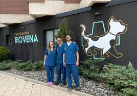 Itahisa Fassotte, Ramiro González y Juan de Domingo, responsables de la Clínica Veterinaria Río Vena.