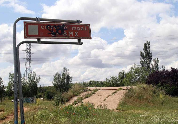 El estado de la pista de BMX de Burgos es de completo abandono tras más de 30 años sin mantenimiento.