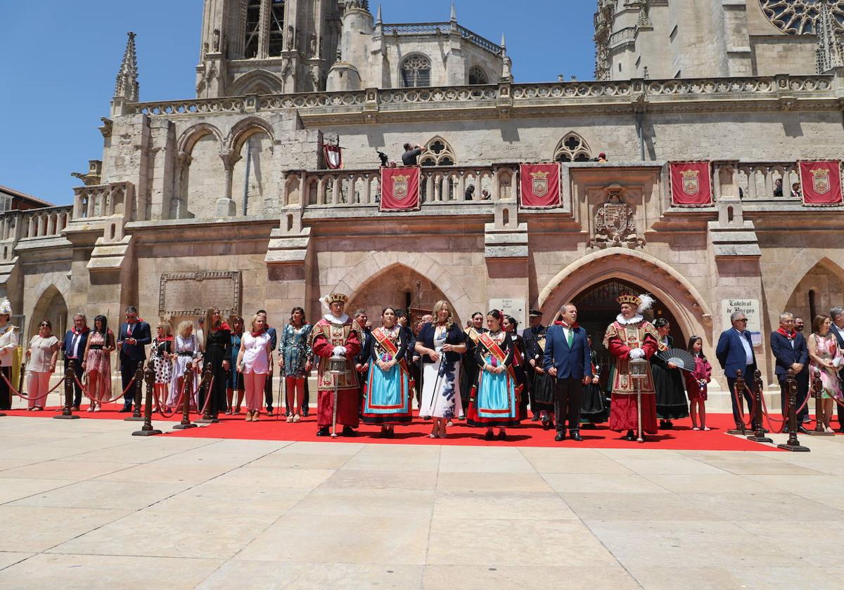 Cientos de voces entonan el himno de Burgos frente a la Catedral