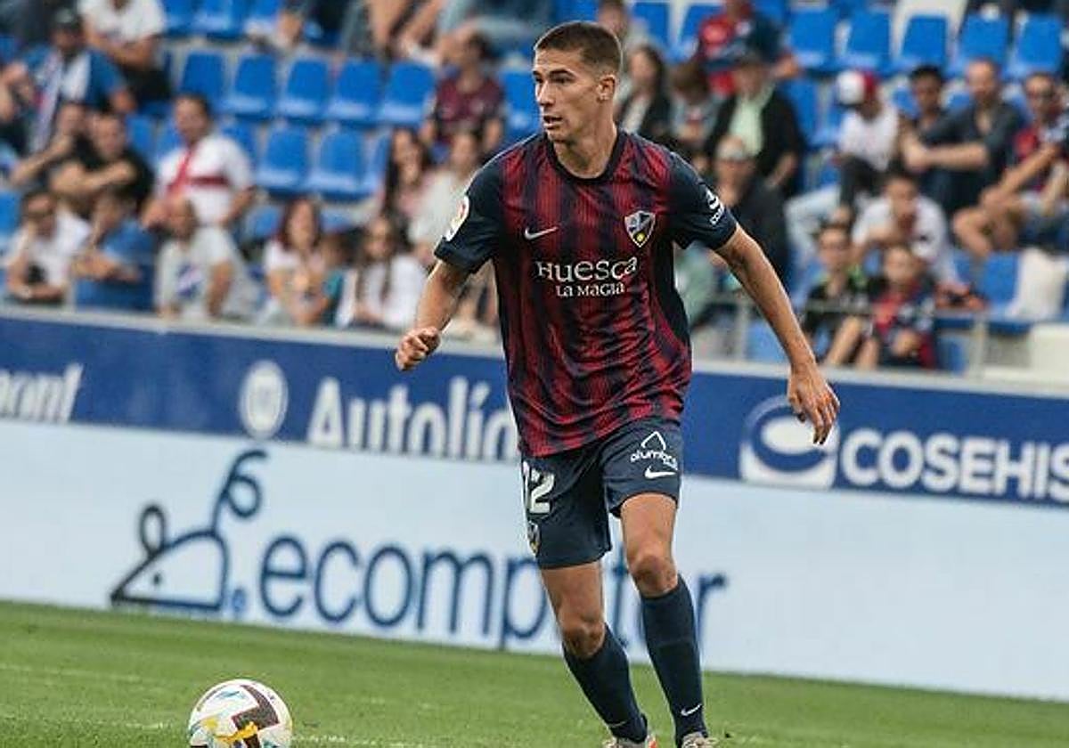 Pablo tomeo con la camiseta del Huesca.