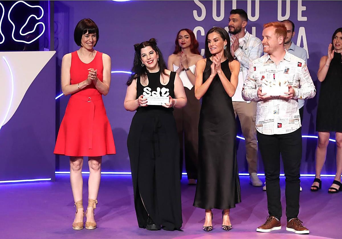 Ángel Varela con el premio, entre la ministra de Ciencia e Innovación, Diana Morant, y la reina Letizia.