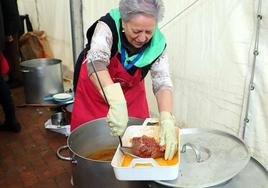 Reparto de la cecina en San Pedro de la Fuente.