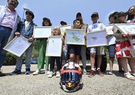 Cristina Gutiérrez con los niños en el HUBU durante la presentación del nuevo casco.