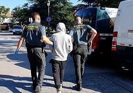 Uno de los detenidos por el robo de móviles.