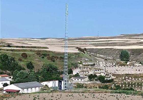 Una de las múltiples torres repartidas por el entorno rural burgalés en Bañuelos de Bureba