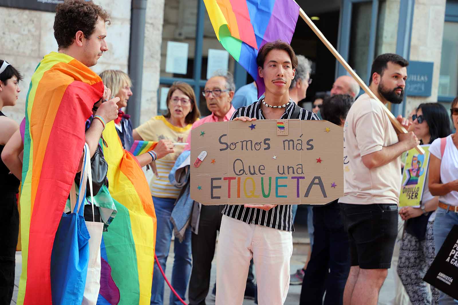 Banderas y pancartas recorren Burgos por los derechos LGTBIQA+