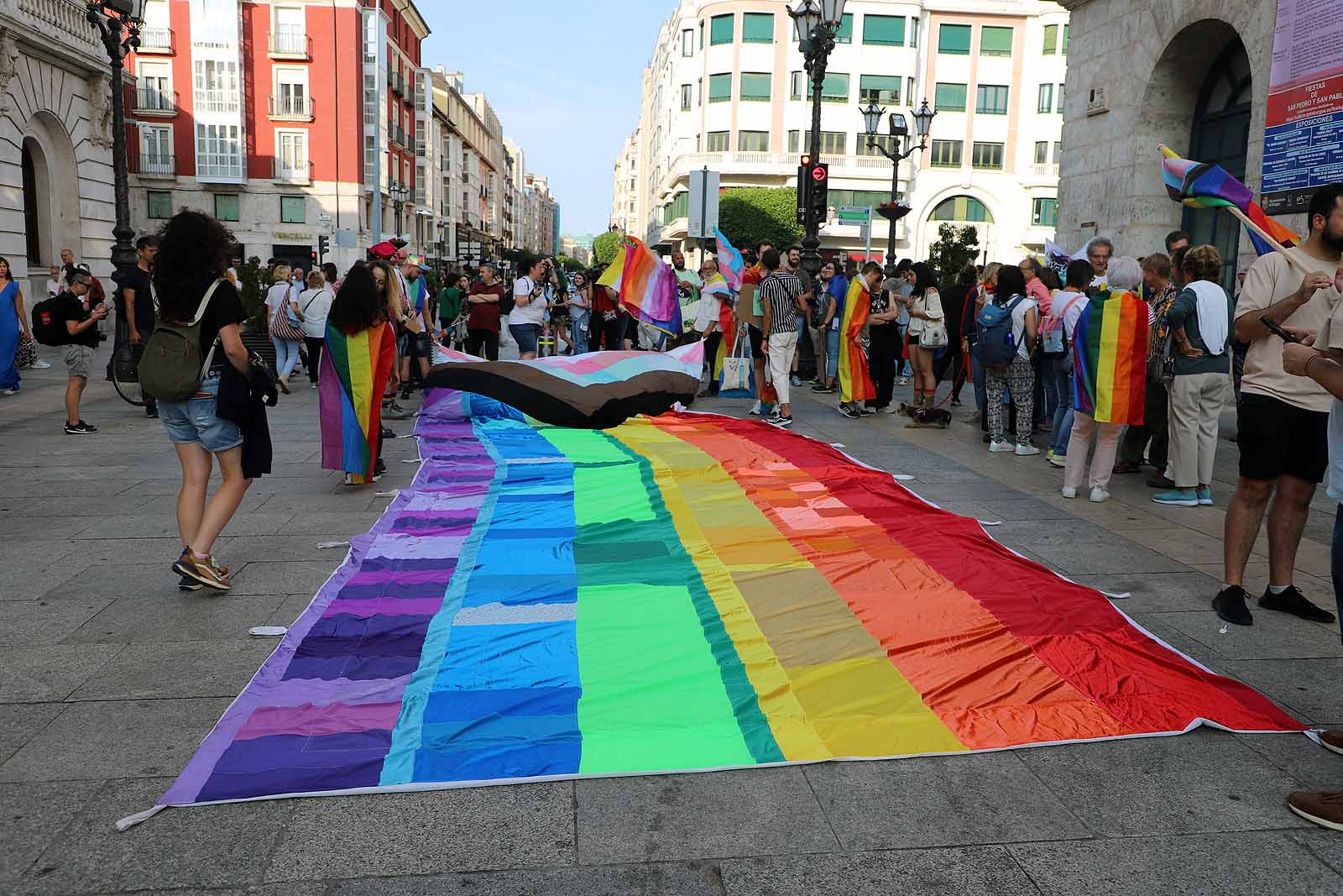 Banderas y pancartas recorren Burgos por los derechos LGTBIQA+