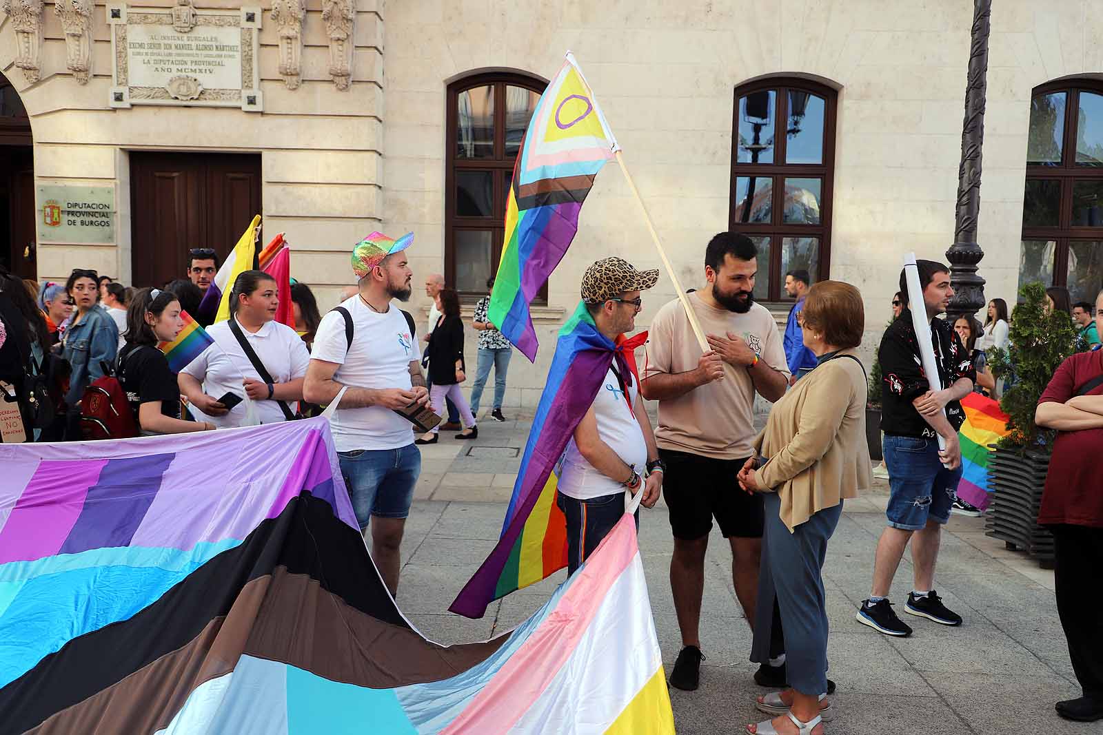 Banderas y pancartas recorren Burgos por los derechos LGTBIQA+