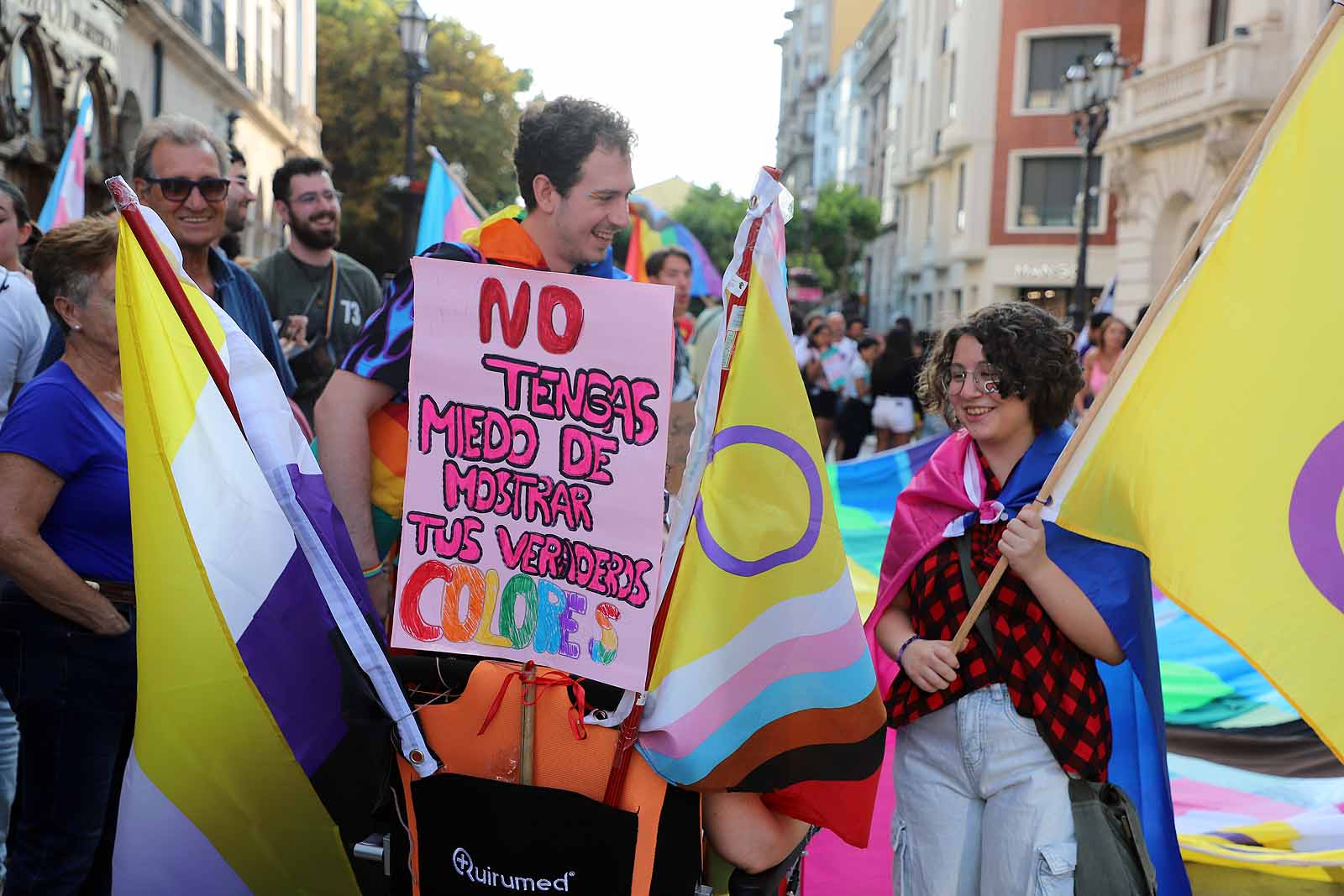 Banderas y pancartas recorren Burgos por los derechos LGTBIQA+