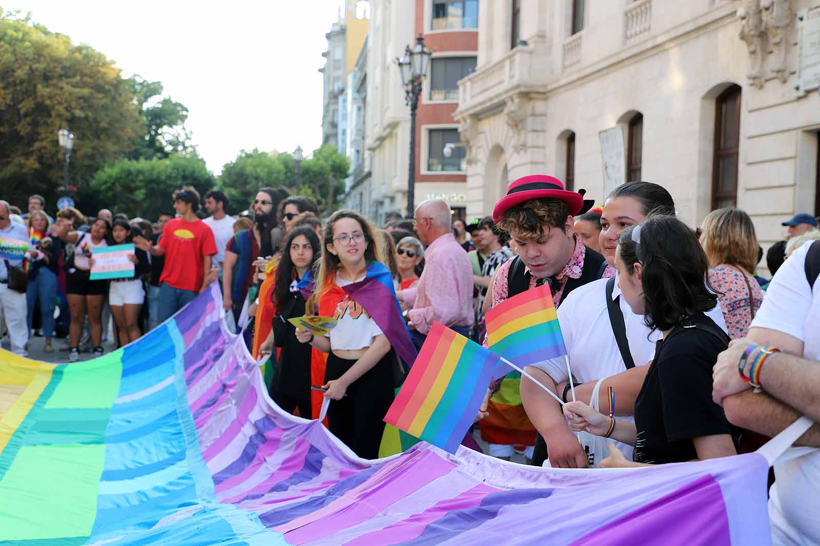 Banderas y pancartas recorren Burgos por los derechos LGTBIQA+