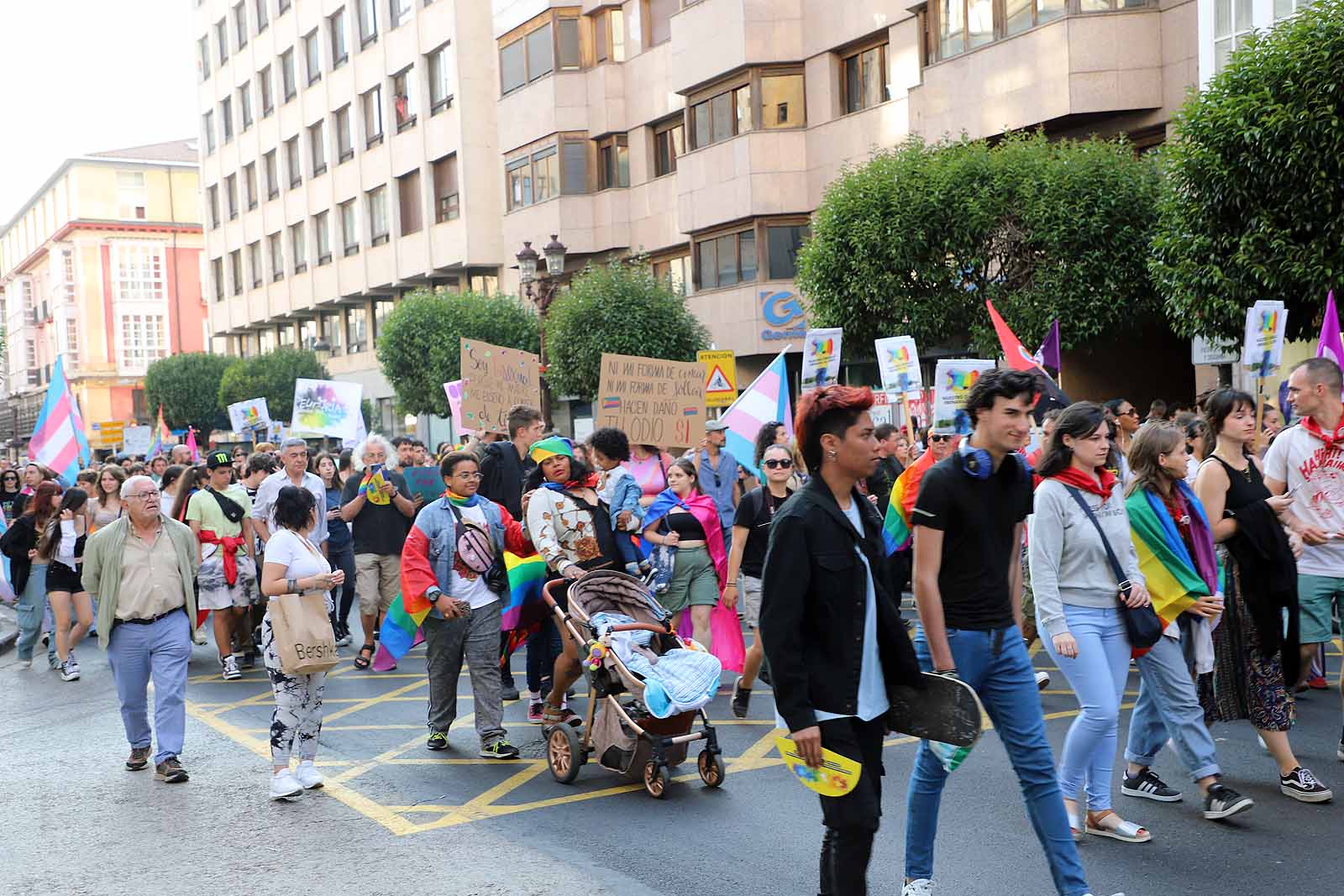 Cientos de burgaleses se manifiestan por el colectivo LGTBI+