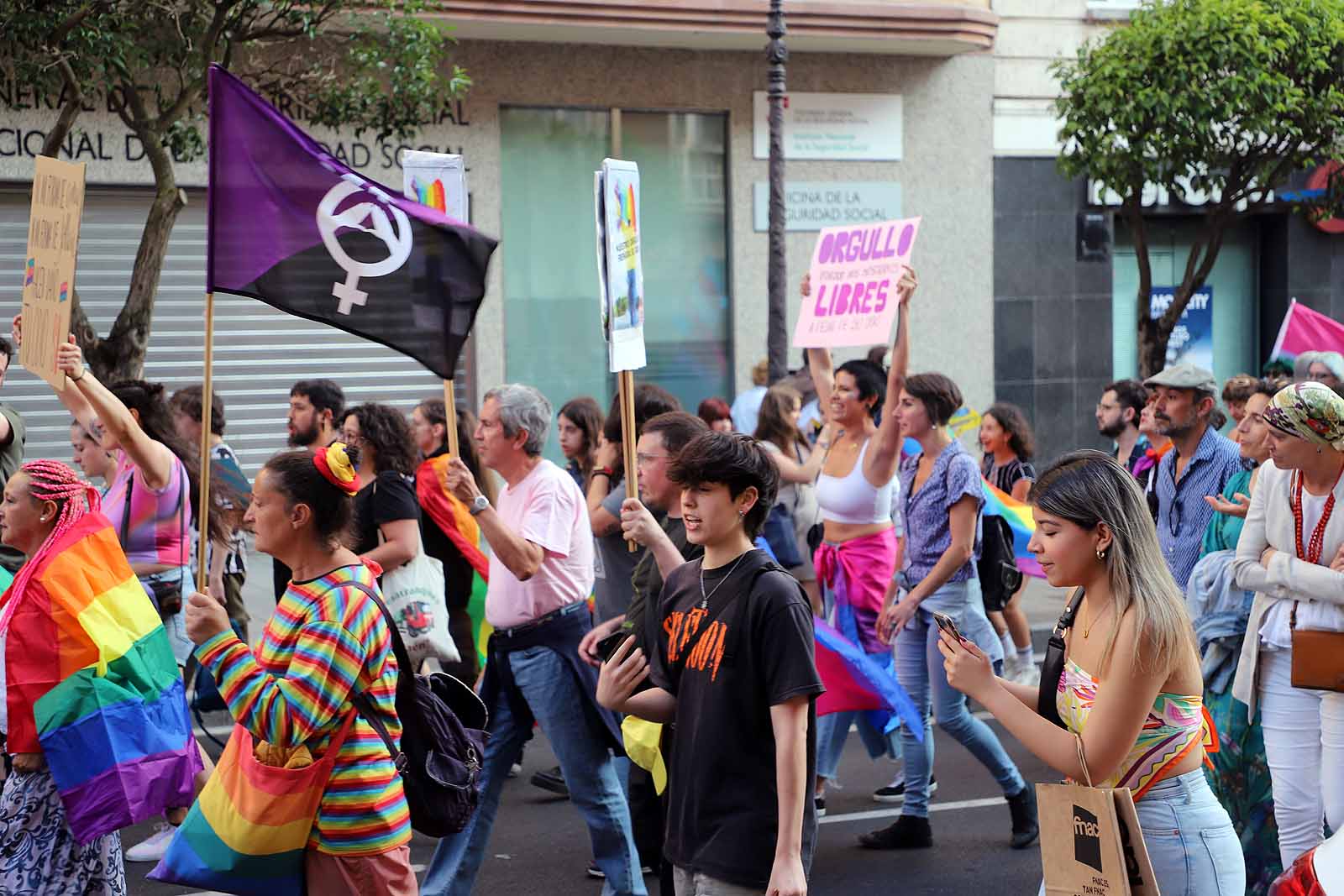 Cientos de burgaleses se manifiestan por el colectivo LGTBI+