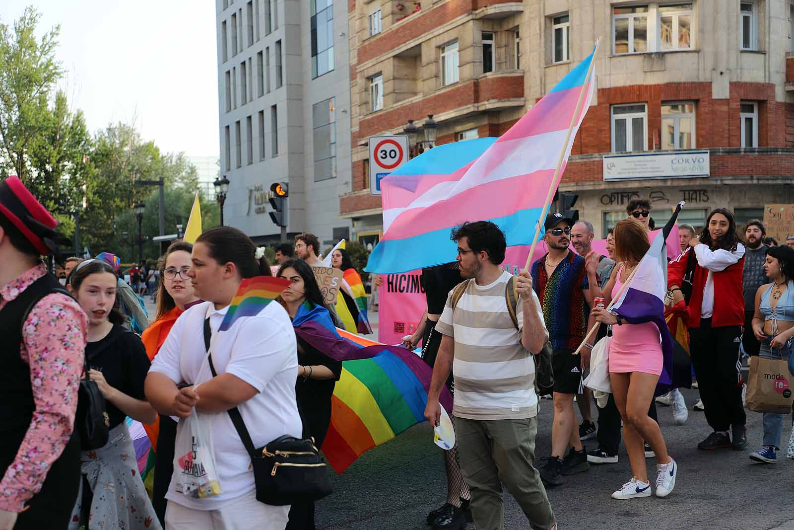 Cientos de burgaleses se manifiestan por el colectivo LGTBI+