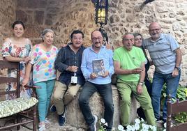 Tomás Aranda Pérez con su libro 'El último viaje de Aisha' en su presentación en Gumiel de Izán.