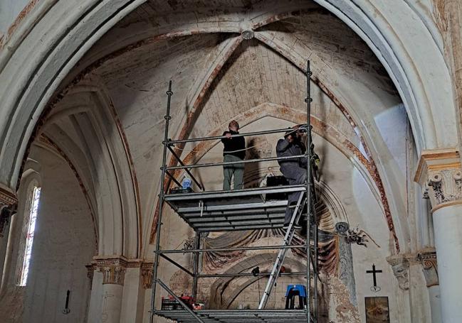 Trabajos de restauración en la iglesia de Villamorón.