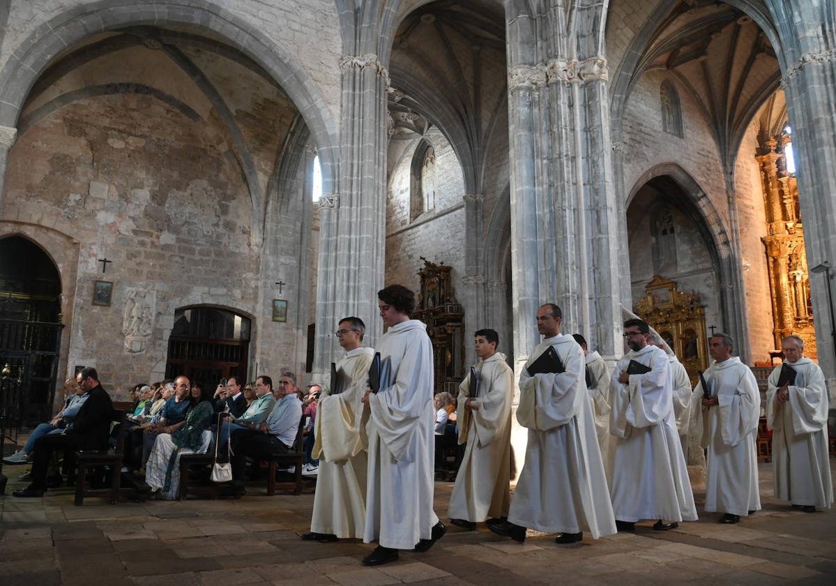 El organista de la Sagrada Familia Juan de la Rubia y el coro Schola Antiqua ofrecieron un magistral concierto en la Colegiata de la Asunción.