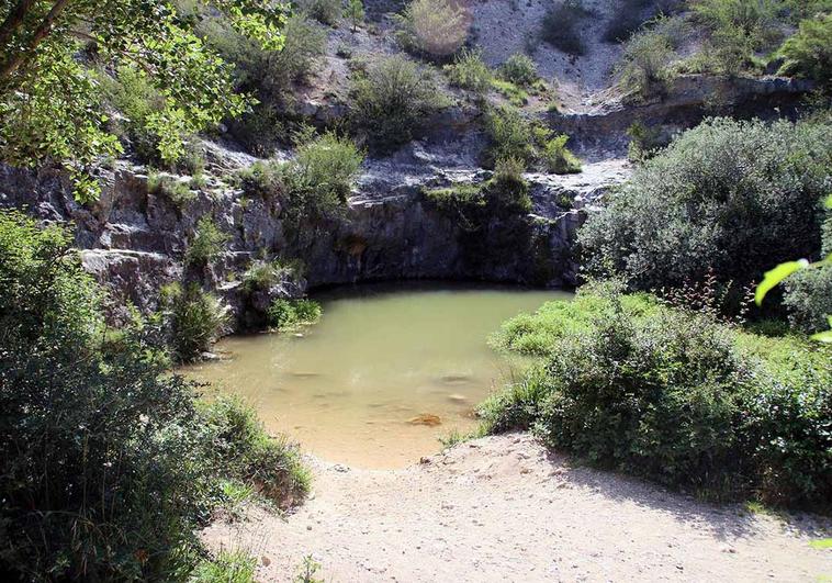 El azul potente de este manantial es ahora verde o marrón debido a un vertido de origen desconocido.