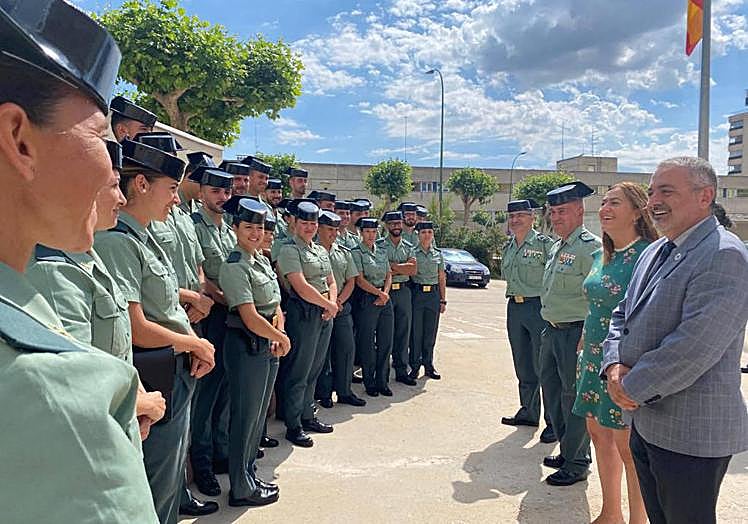 Barcones, junto a Pedro de la Fuente, subdelegado del gobierno en Burgos y el general jefe de la 12ª Zona de la Guardia Civil, Luis del Castillo y el teniente coronel jefe de la Comandancia de esta provincia, Alfonso Martín, junto a los guardias civiles en prácticas.