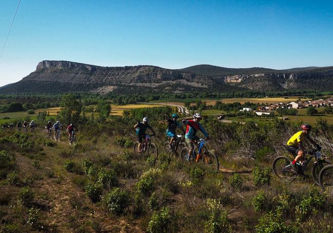 Varios ciclistas en la BTT All Mountain Arlanza Extreme de Hortigüela, Burgos.