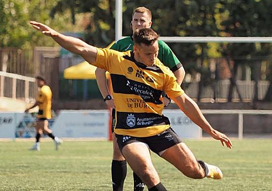 Tomás Carrió se dispone a patear la pelota.