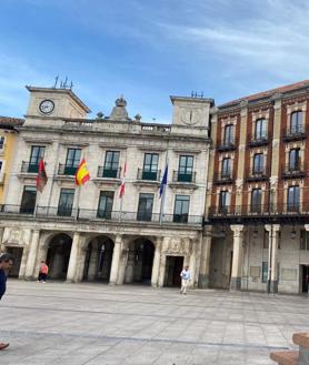 Imagen secundaria 2 - El Ayuntamiento de Burgos sin la bandera de Ucrania. 