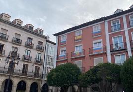 Las banderas de Rusia han vuelto a los balcones de la plaza Mayor de Burgos.