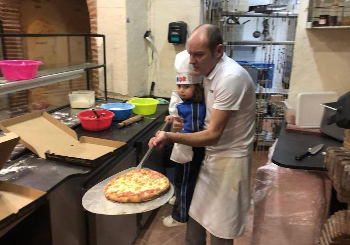 Raúl, el maestro pizzero, en un taller con niños del colegio Vera Cruz.