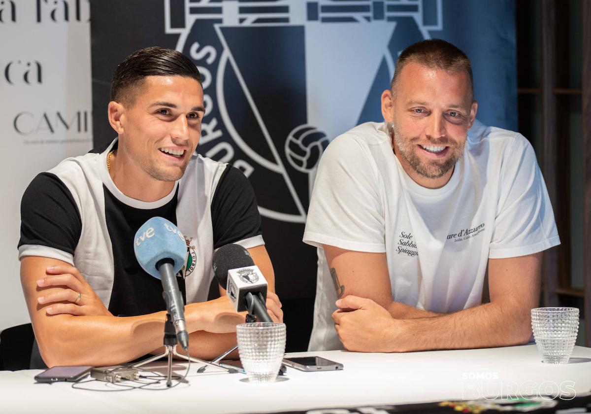 El director deportivo del Burgos CF, Miguel Pérez Cuesta 'Michu', junto a Edu Espiau durante la presentación del canario este jueves