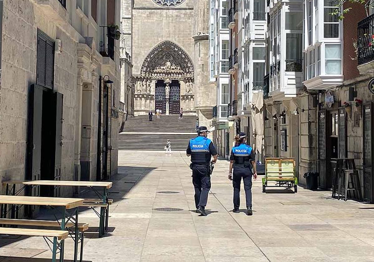 Imagen de la Policía Local patrullando por el centro de Burgos