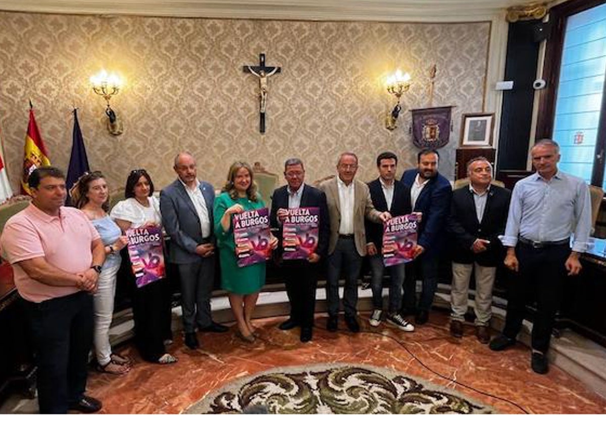 Los alcaldes de las localidades de salida y llegada de la Vuelta con las autoridades provinciales.