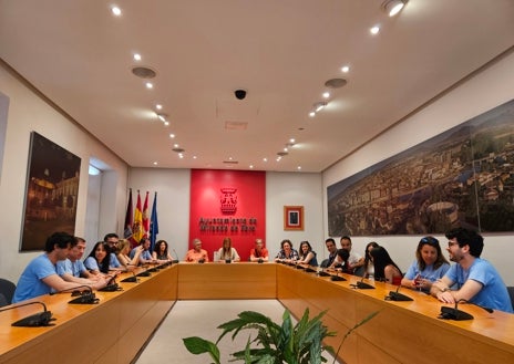 Imagen secundaria 1 - Familia Castellana ha obsequiado al grupo invitado con un trofeo de cerámica