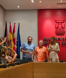 Imagen secundaria 2 - Familia Castellana ha obsequiado al grupo invitado con un trofeo de cerámica