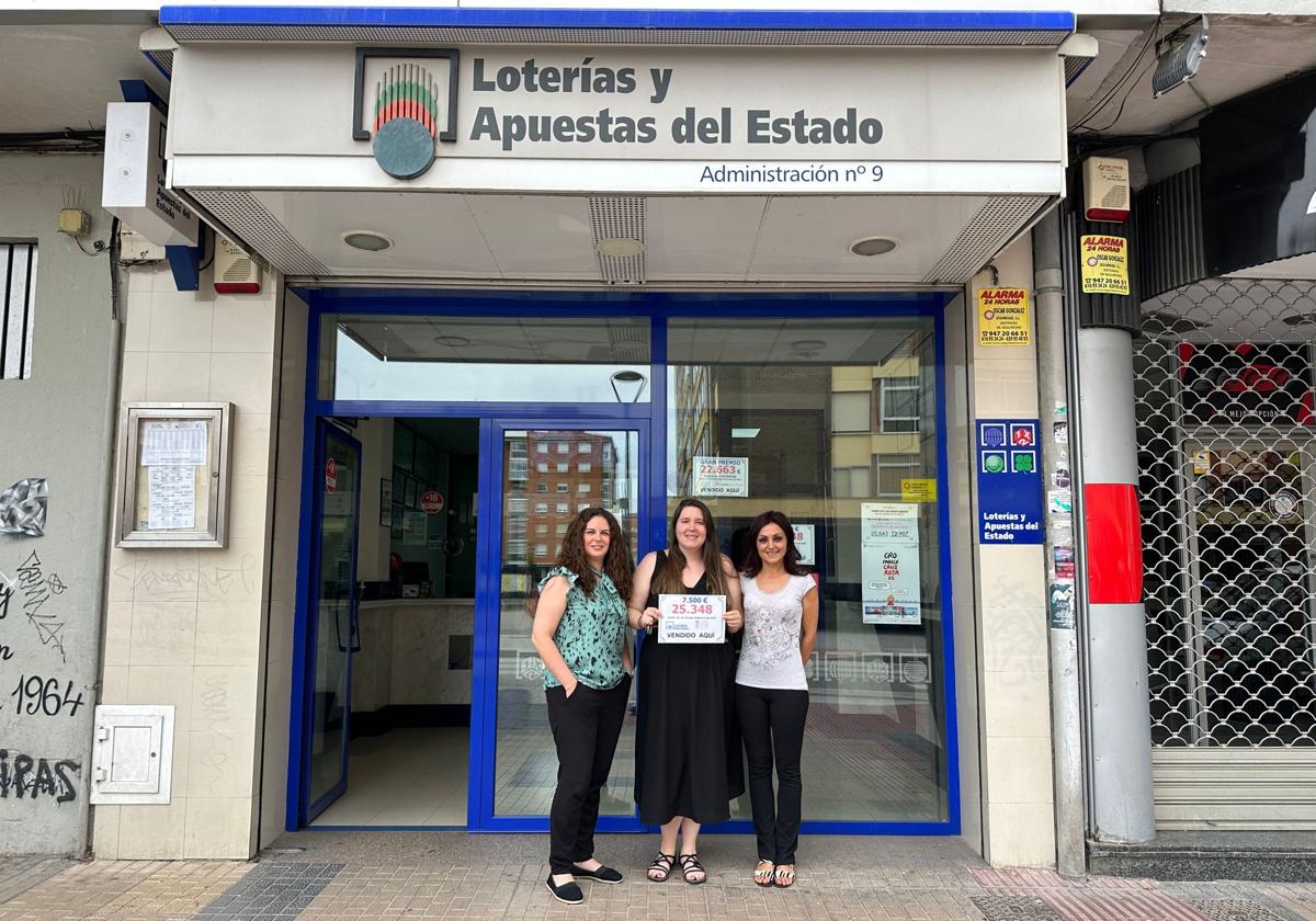 Una de las premiadas, en la administración de lotería en Burgos.