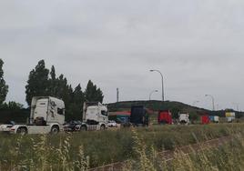 Multitud de camiones desfilan por la avenida Islas Baleares en Burgos.