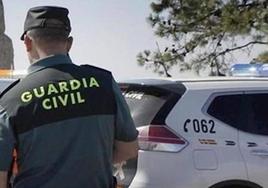 La Guardia Civil y la asistencia sanitaria ha atendido a la ocupante del turismo.