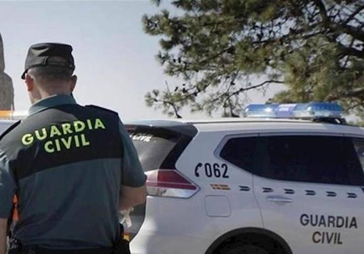 La Guardia Civil y la asistencia sanitaria ha atendido a la ocupante del turismo.