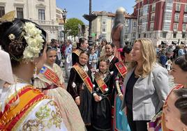 La alcaldesa de Burgos, Cristina Ayala, junto a las falleras presentes en el acto de hermanamiento