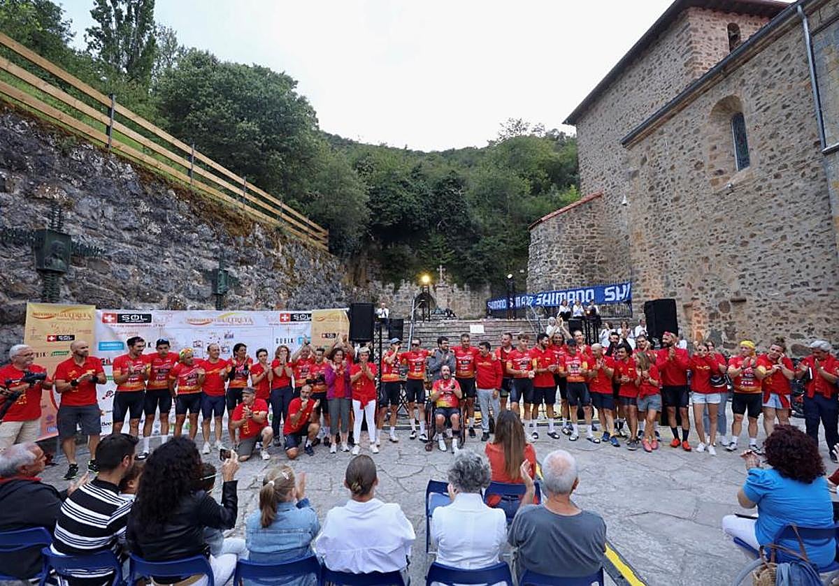 Los ciclistas terminan la última etapa en Camaleño, Cantabria.
