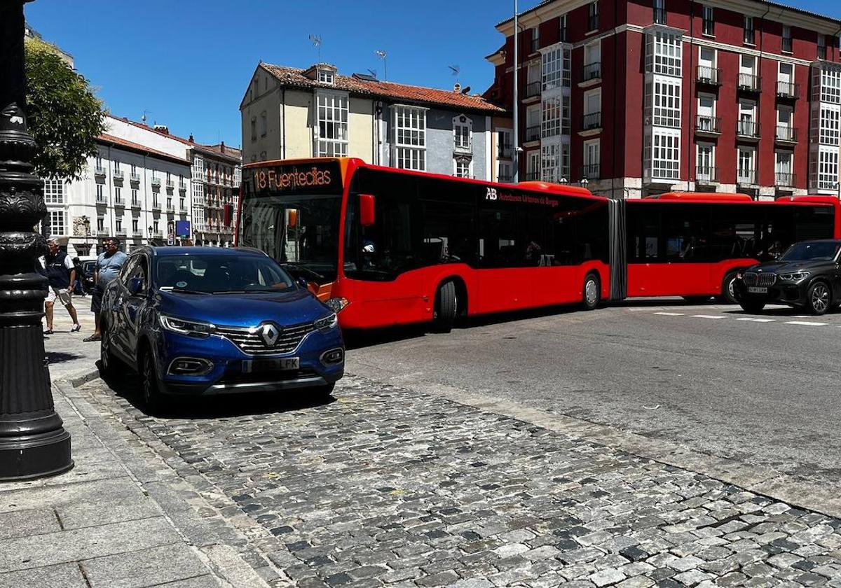 Un turismo mal aparcado provoca el caos durante media hora en la plaza del Cid