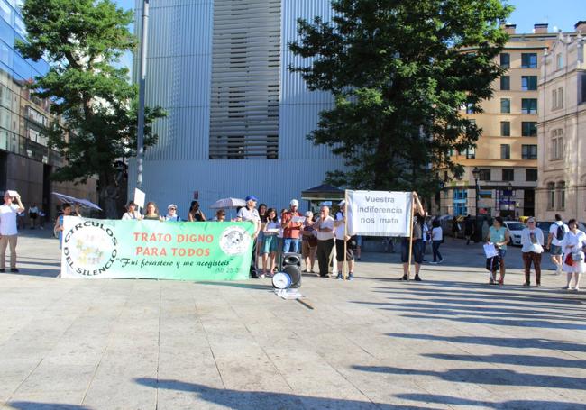 Manifestantes al lado del Museo de la Evolución Humana en Burgos.