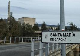 Acceso a la central nuclear de Garoña.