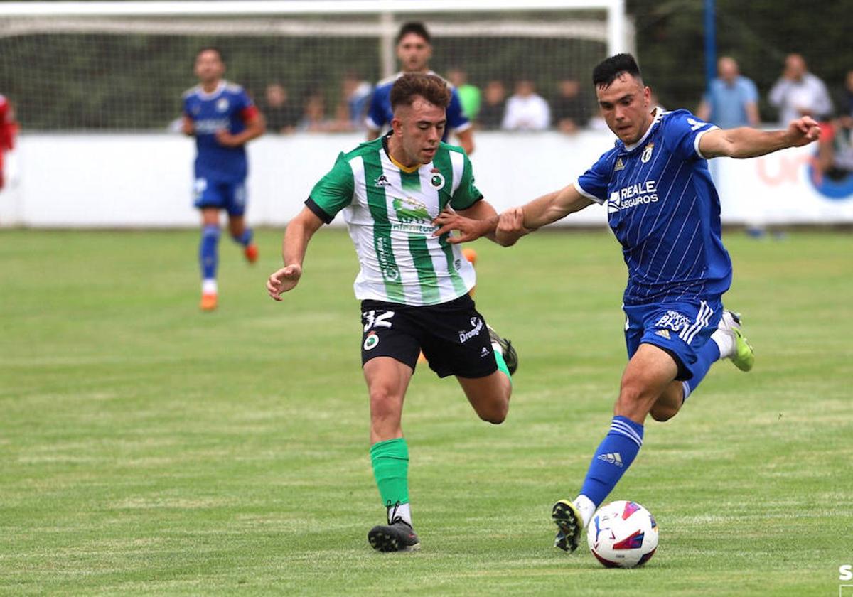 Bermejo conduce el balón ante Diego Campo.