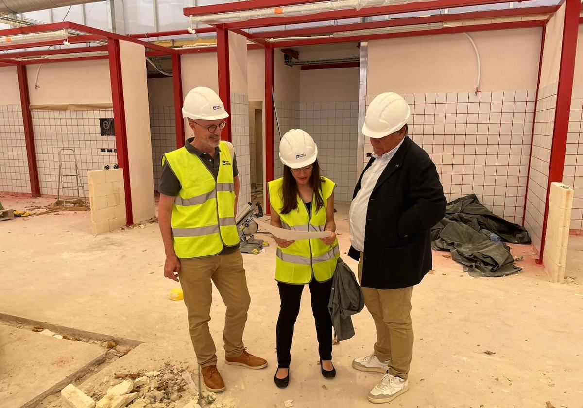 Juan Manuel Manso visitando el mercado provisional de plaza de España.