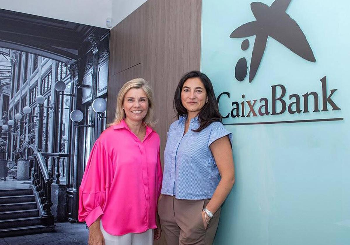 Belén Martín, directora territorial de CaixaBank en Castilla y León, (izda.) junto a la premiada, Mª Eugenia Clemente.